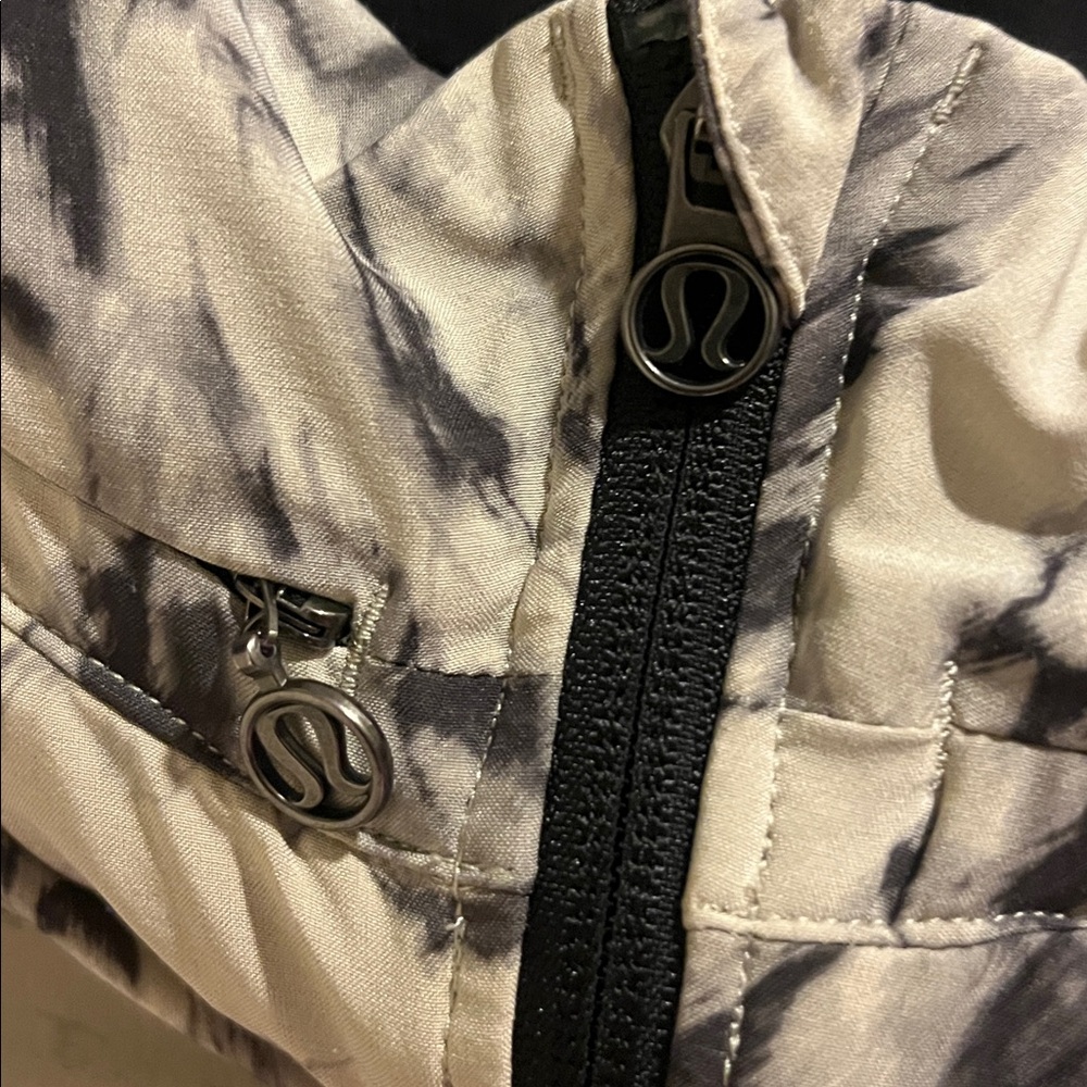 Lululemon 
Women’s Beige Marble-Print Softshell Jacket